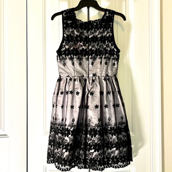 Moon Collection Black Daisy Embroidered Overlay Mini Dress (M) New With Tag - Picture 3 of 8